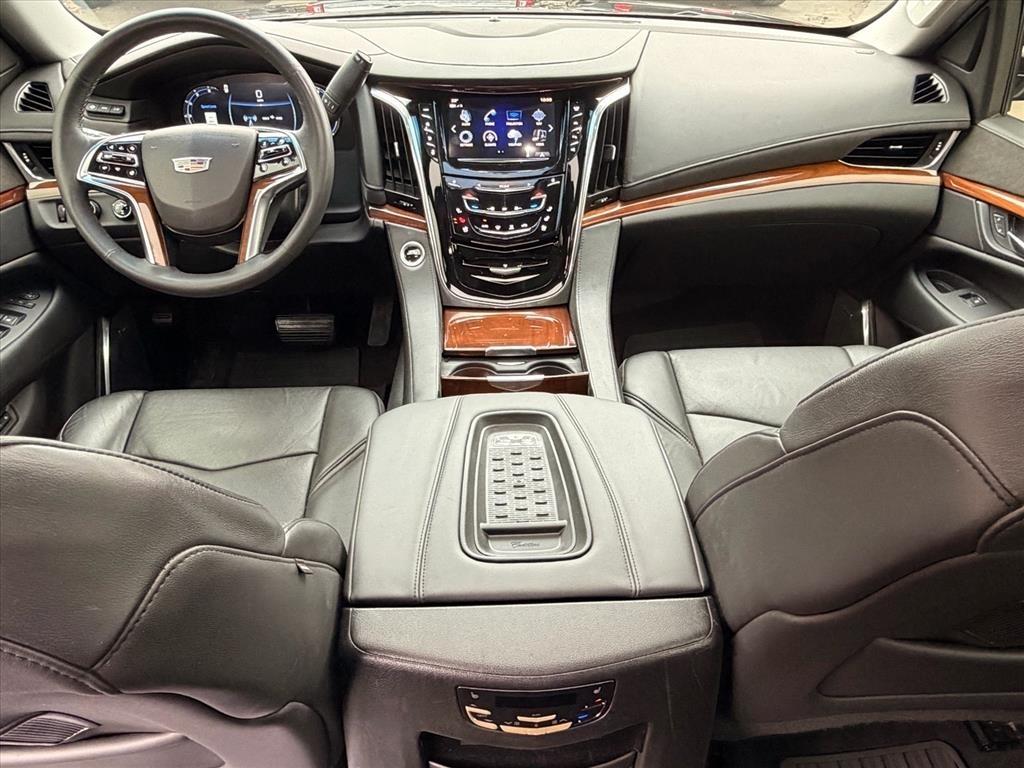 Cadillac Escalade ESV 4WD 4dr Luxury 2017