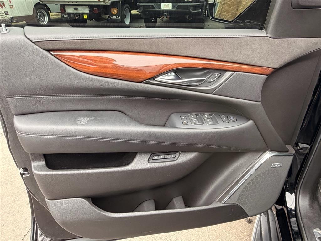 Cadillac Escalade ESV 4WD 4dr Luxury 2017