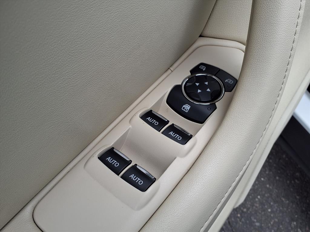 Lincoln MKS 4dr Sdn 3.7L FWD 2013