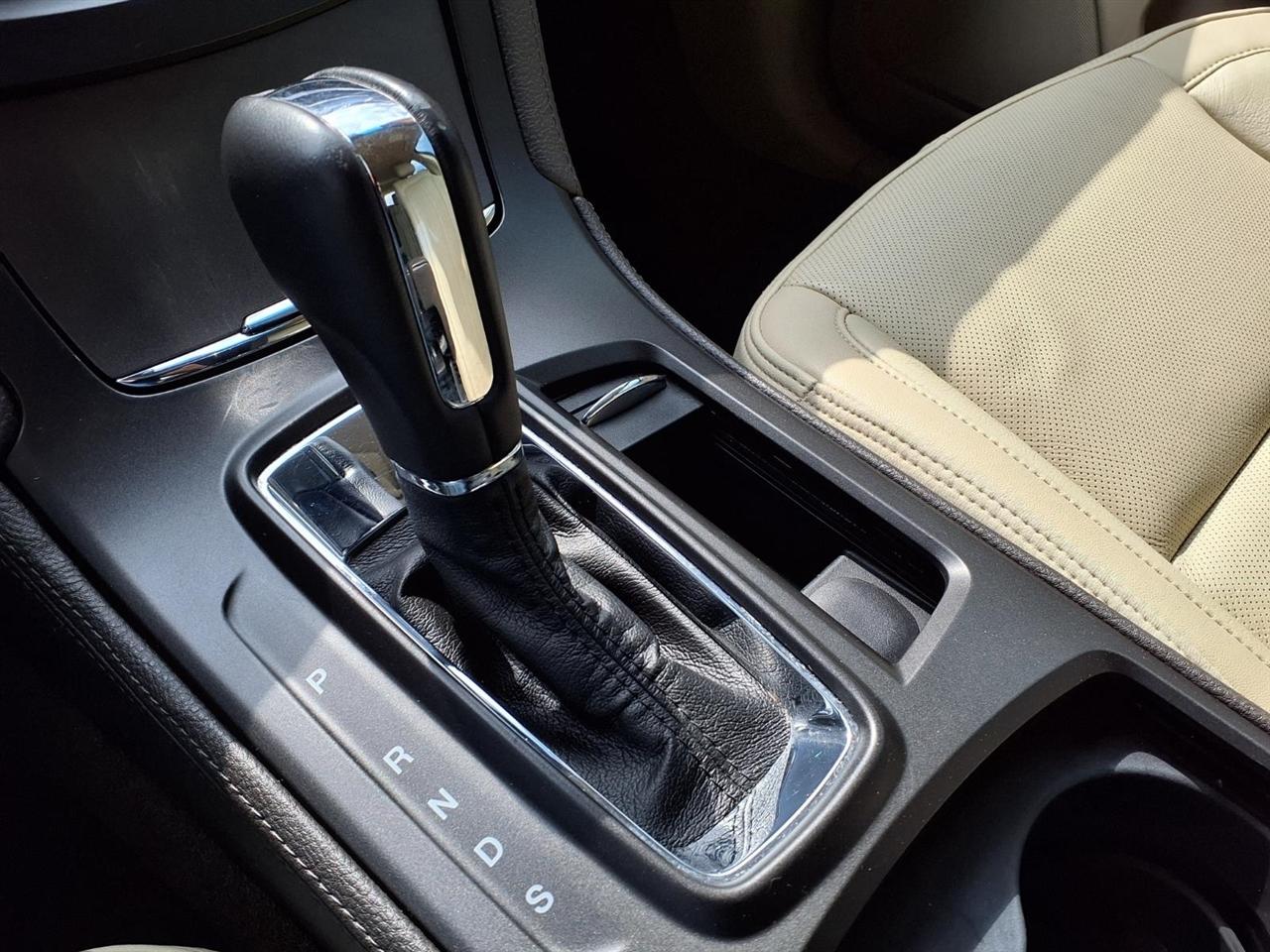Lincoln MKS 4dr Sdn 3.7L FWD 2013