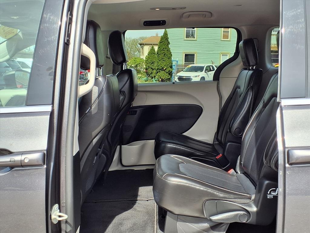 Chrysler Pacifica Touring L FWD 2023