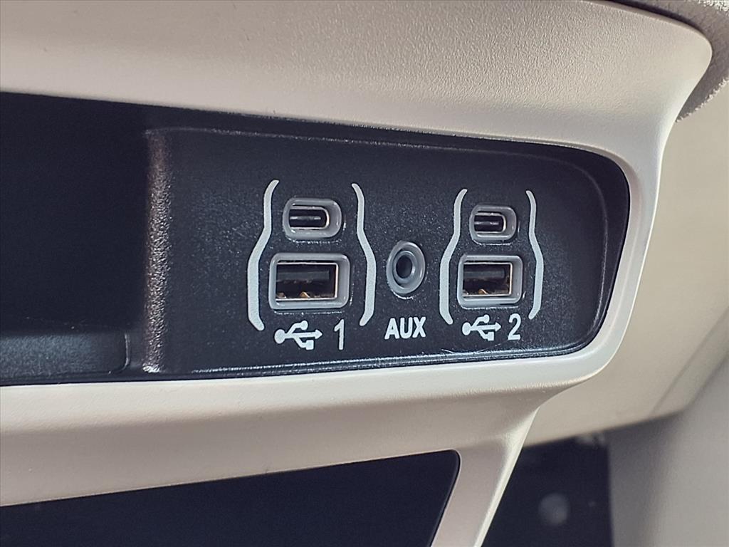 Chrysler Pacifica Touring L FWD 2023