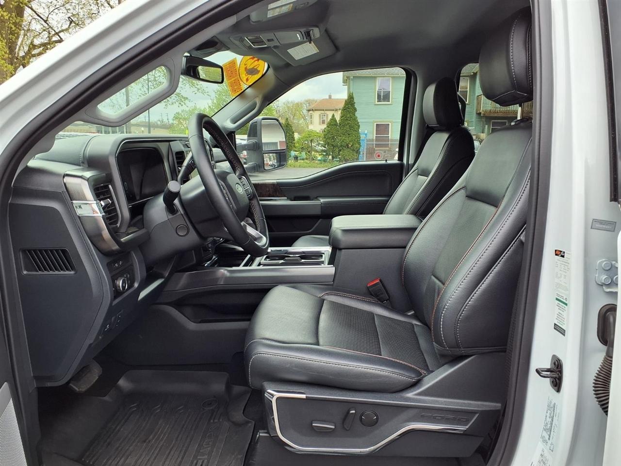 Ford Super Duty F-550 DRW Lariat 4WD Crew Cab 179" WB 60" CA 2024