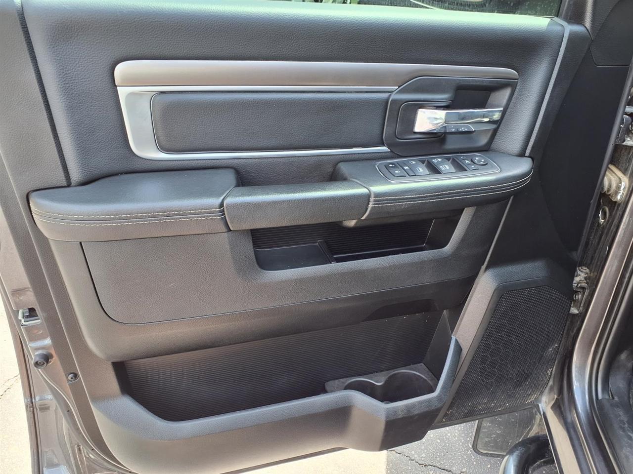 RAM 1500 Classic Warlock 4x4 Crew Cab 5'7" Box 2024
