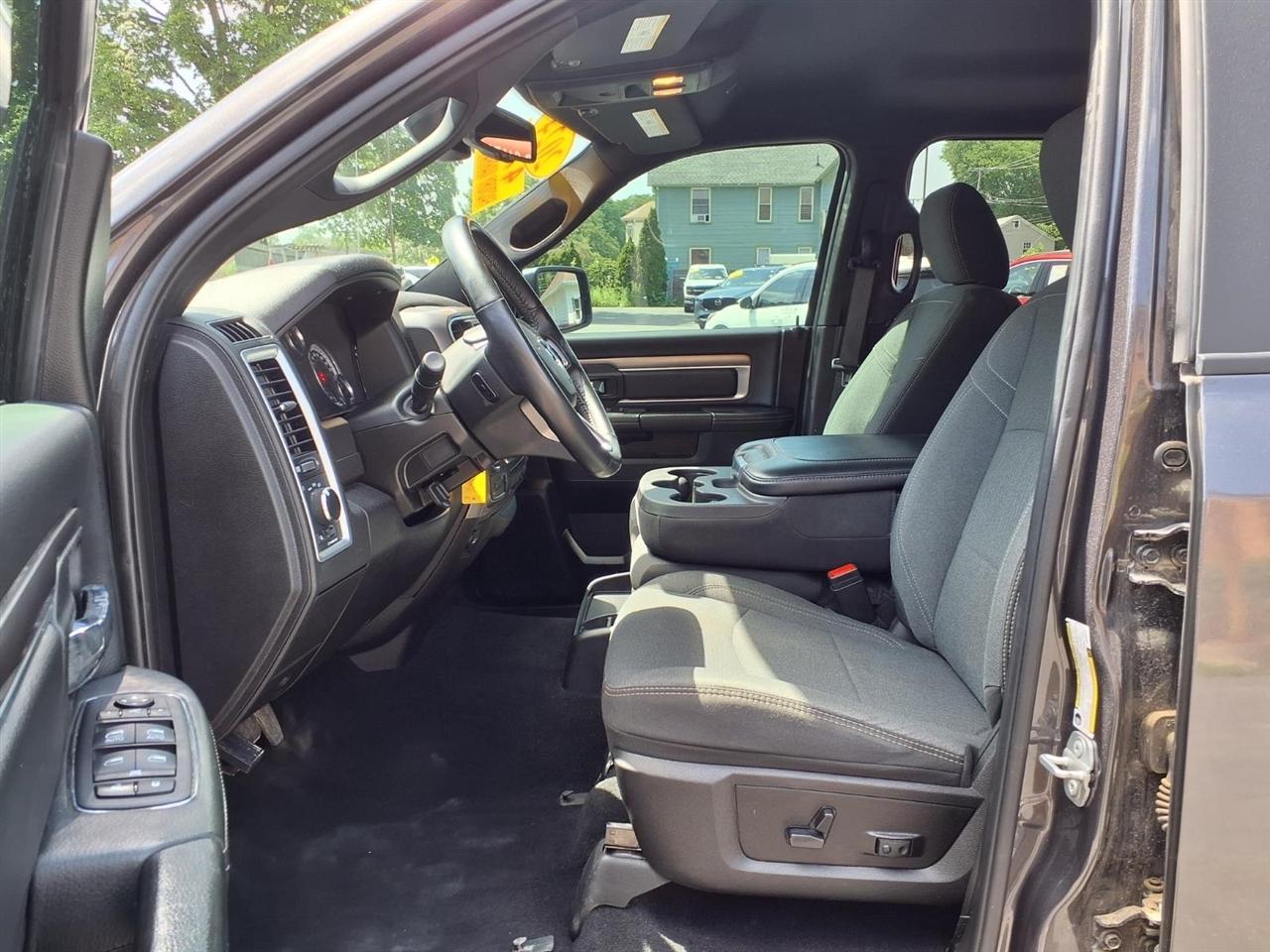 RAM 1500 Classic Warlock 4x4 Crew Cab 5'7" Box 2024