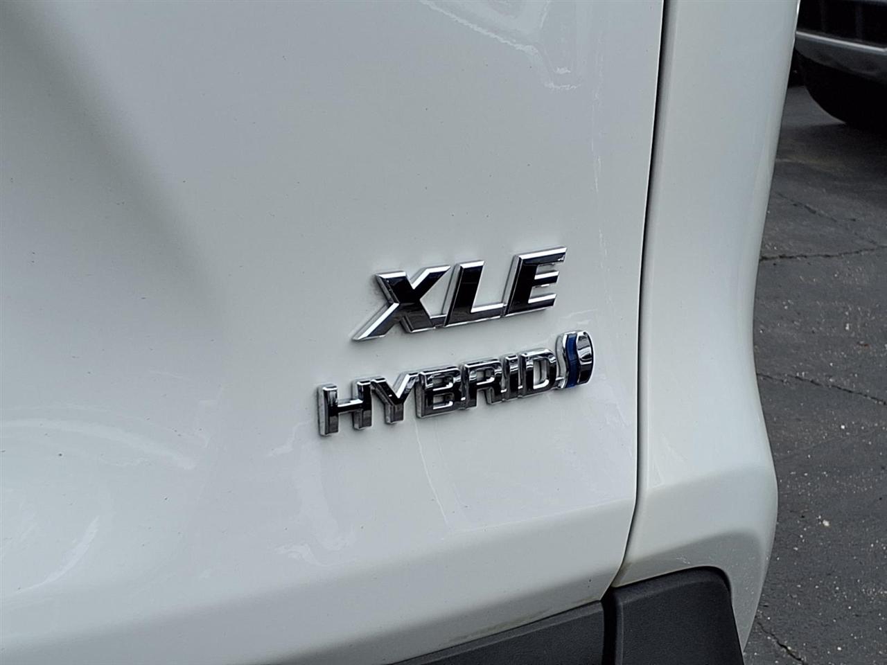 Toyota RAV4 Hybrid XLE AWD (Natl) 2021