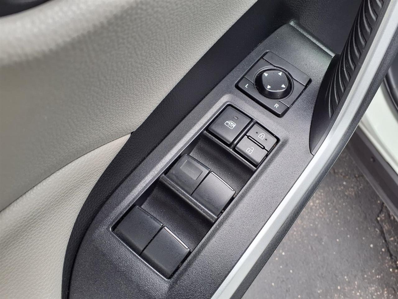 Toyota RAV4 Hybrid XLE AWD (Natl) 2021