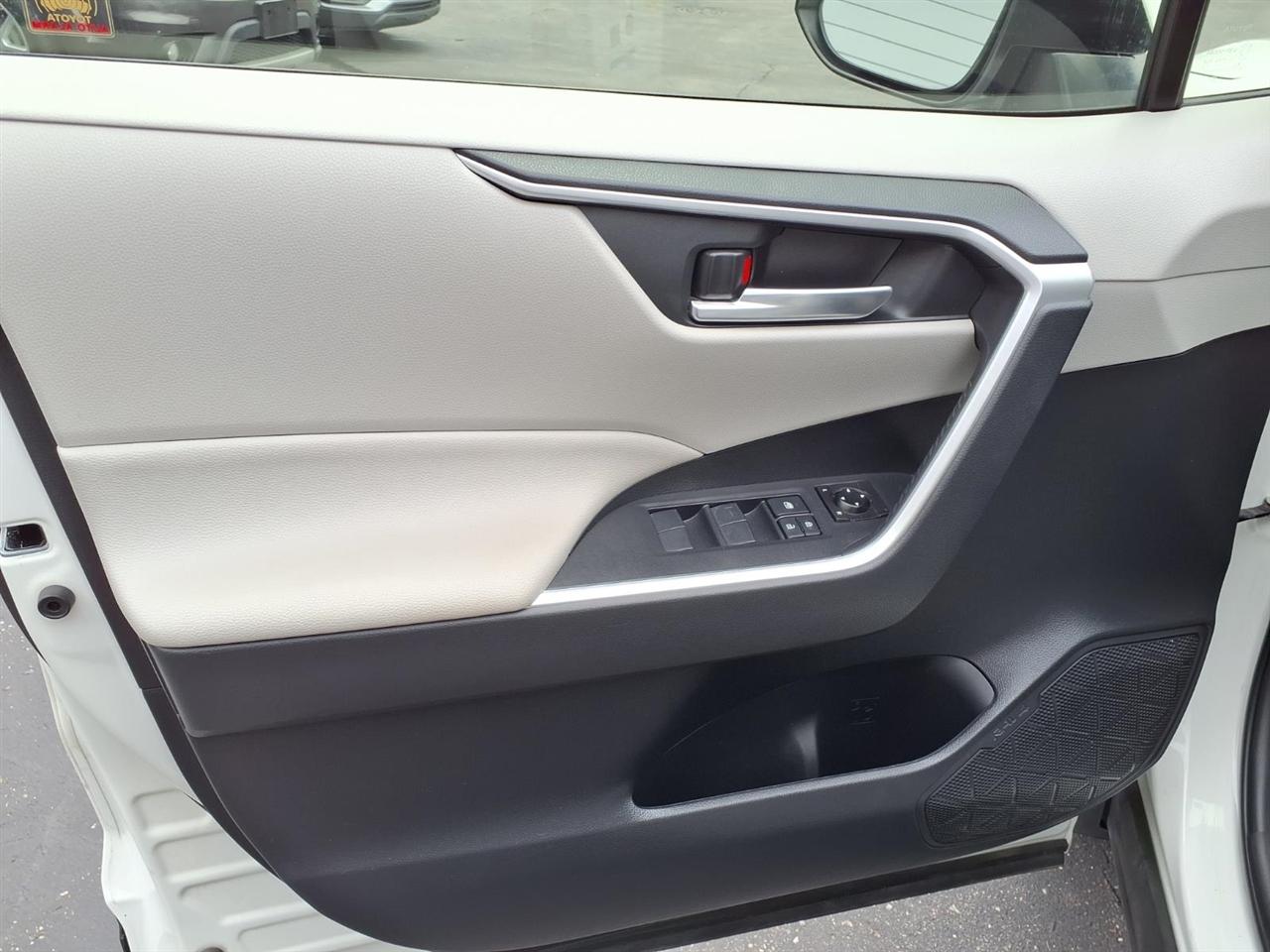 Toyota RAV4 Hybrid XLE AWD (Natl) 2021