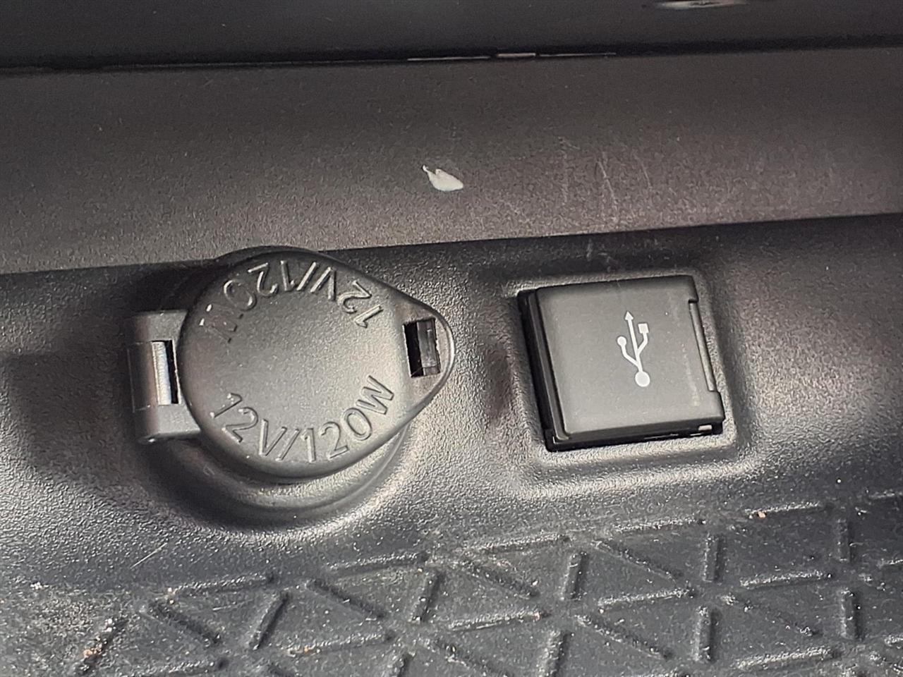 Toyota RAV4 Hybrid XLE AWD (Natl) 2021