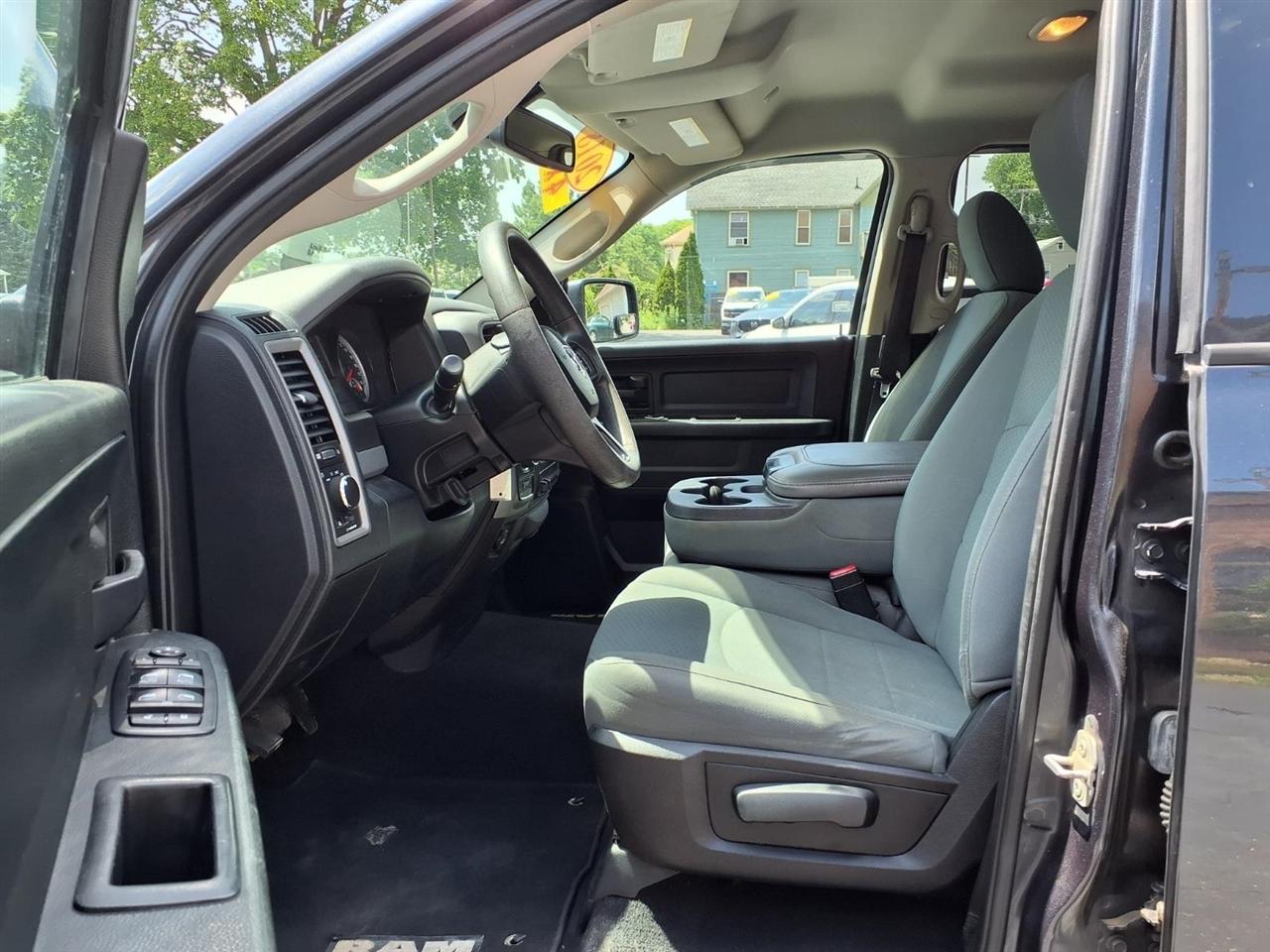 RAM 1500 Tradesman 4x4 Quad Cab 6'4" Box 2018
