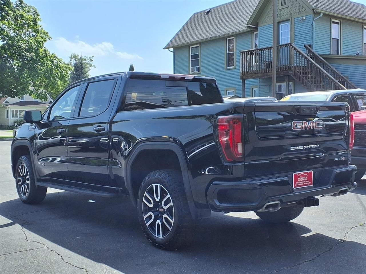 GMC Sierra 1500 4WD Crew Cab 147" AT4 2023