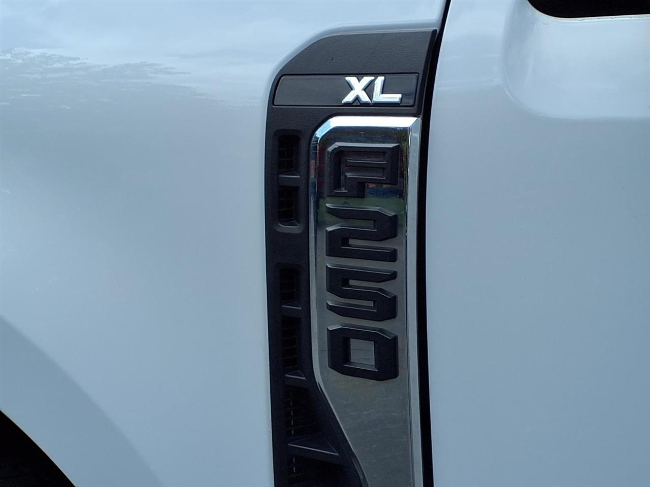 Ford Super Duty F-250 SRW XL 4WD Crew Cab 8' Box 2023