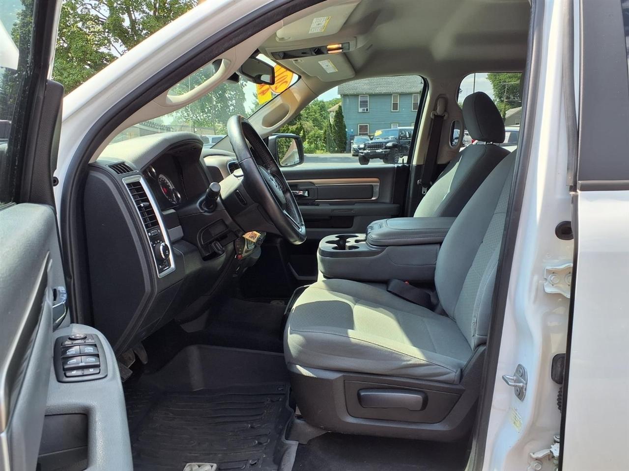 RAM 1500 4WD Crew Cab 140.5" SLT 2017