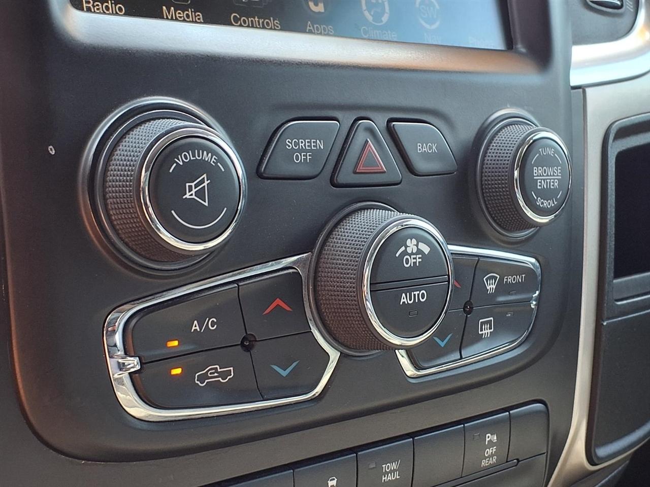 RAM 1500 4WD Crew Cab 140.5" SLT 2017