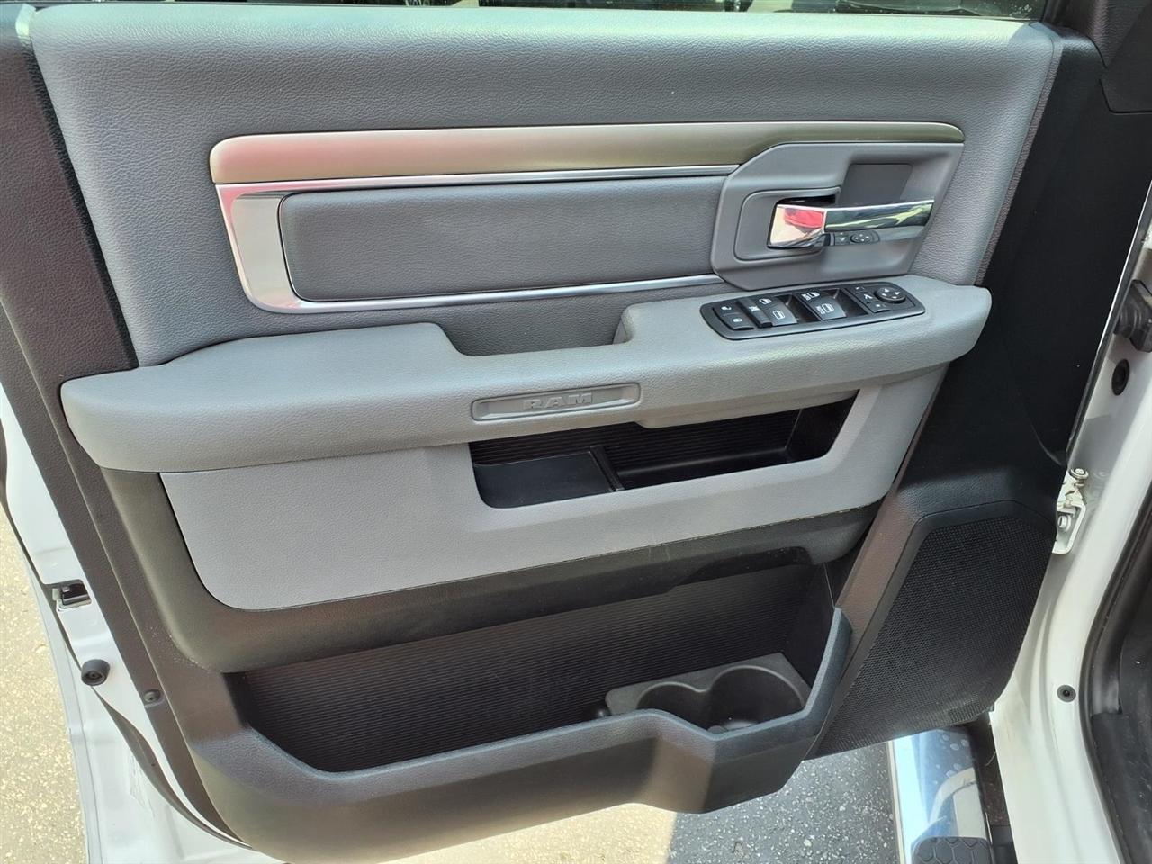 RAM 1500 4WD Crew Cab 140.5" SLT 2017