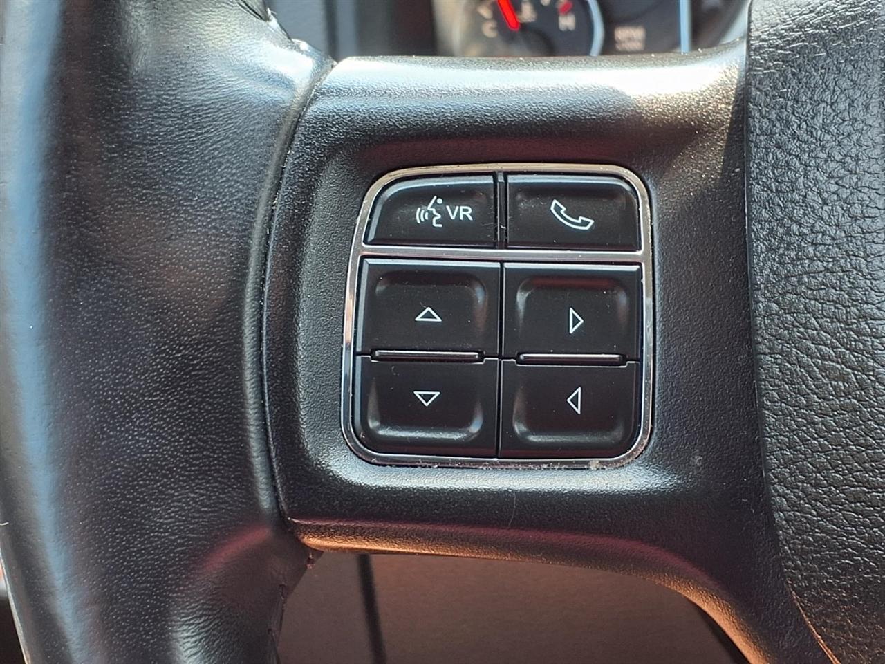 RAM 1500 4WD Crew Cab 140.5" SLT 2017