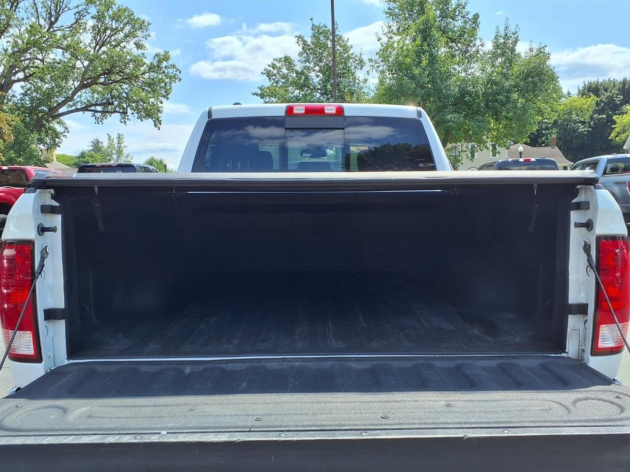RAM 1500 4WD Crew Cab 140.5" SLT 2017