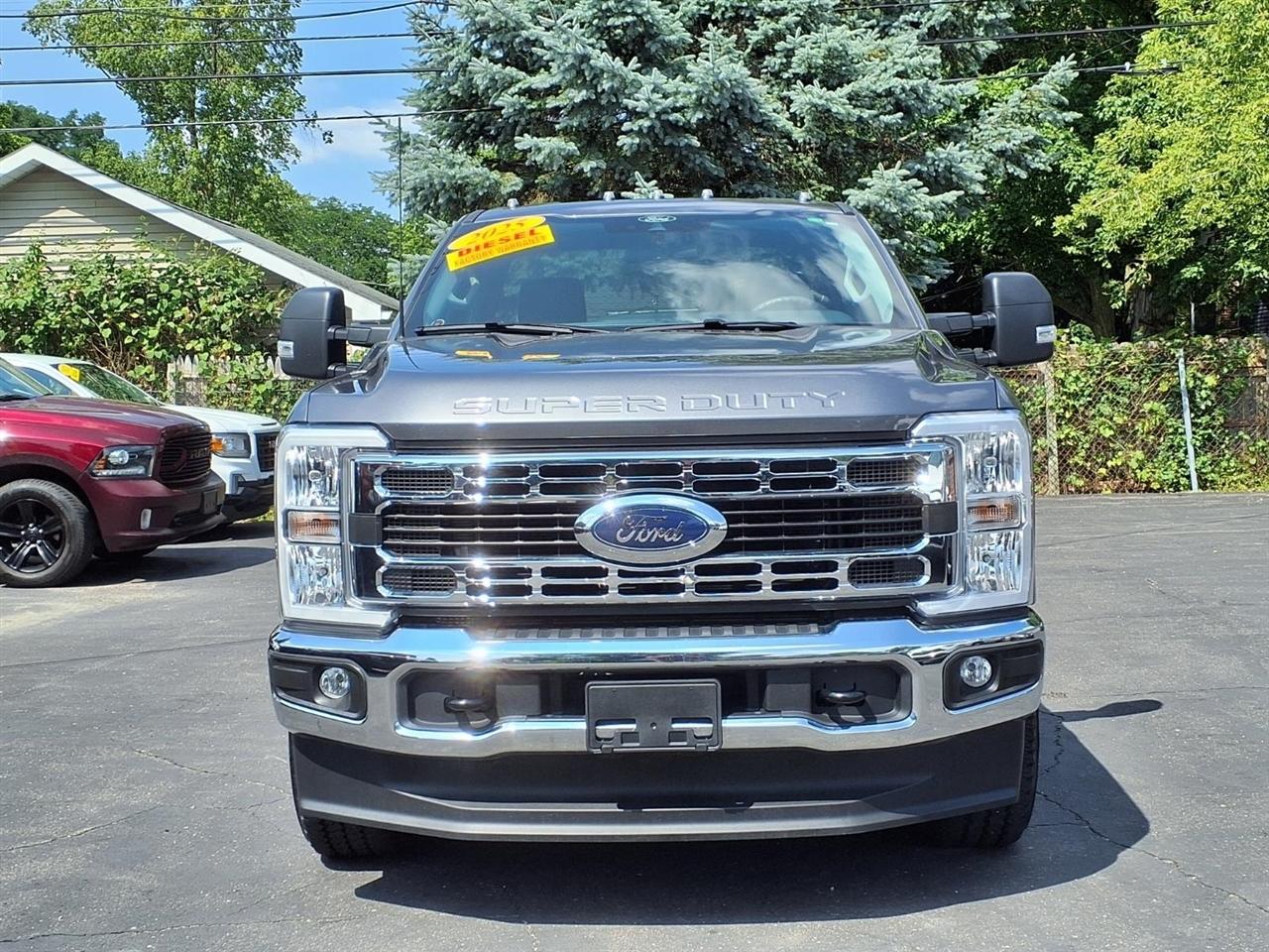 Ford Super Duty F-350 SRW XLT 4WD Reg Cab 8' Box 2025