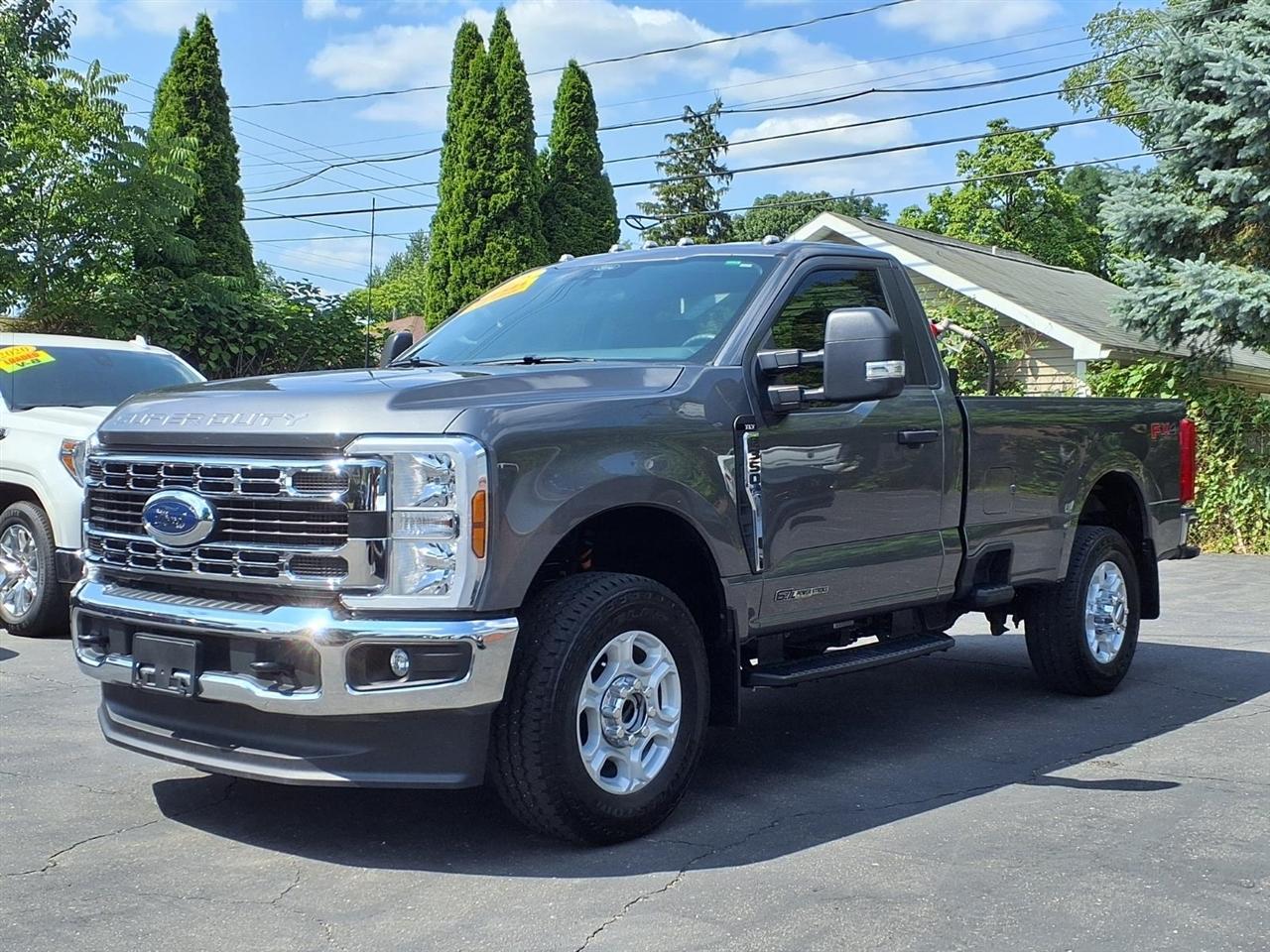 Ford Super Duty F-350 SRW XLT 4WD Reg Cab 8' Box 2025