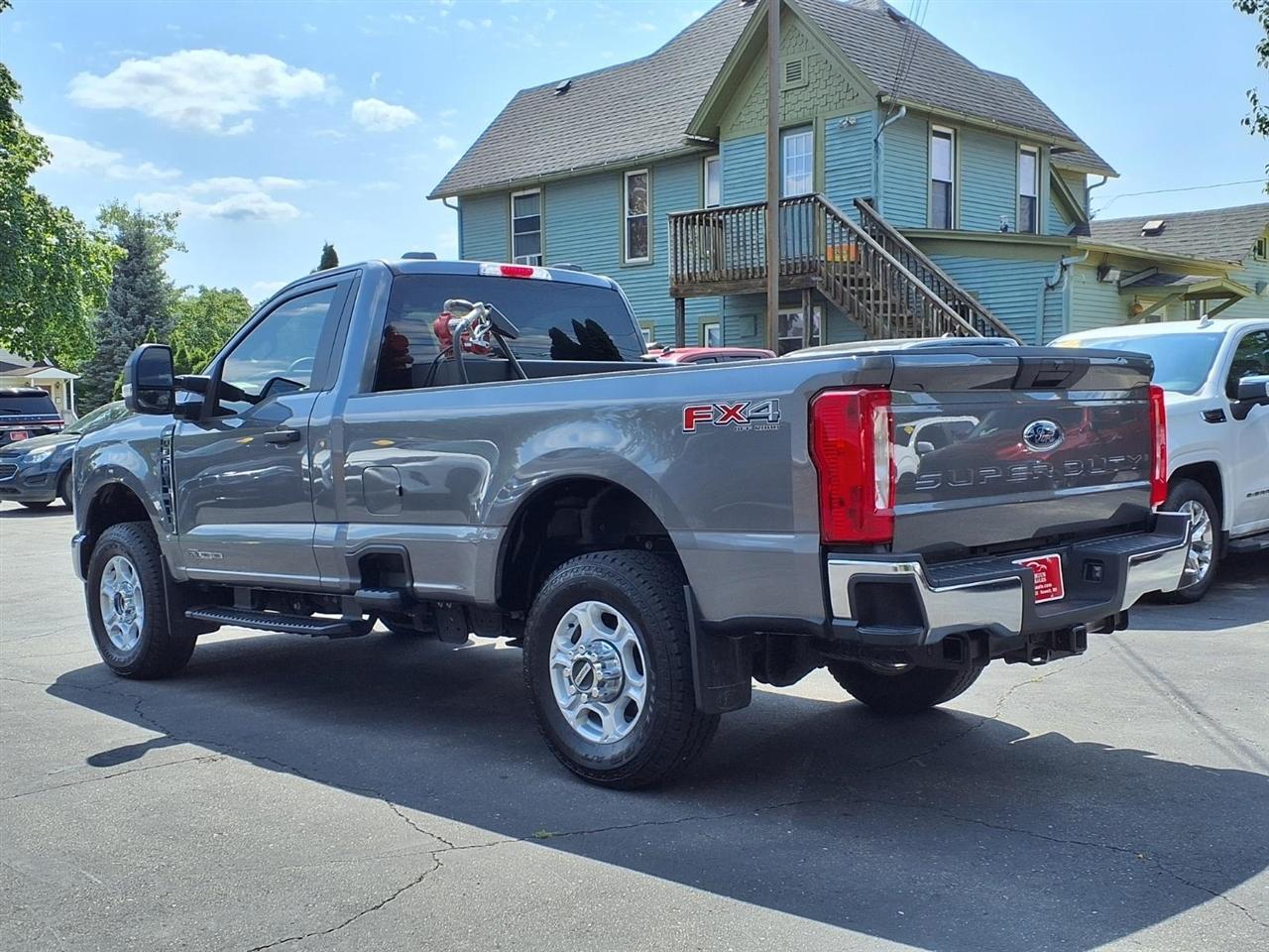 Ford Super Duty F-350 SRW XLT 4WD Reg Cab 8' Box 2025