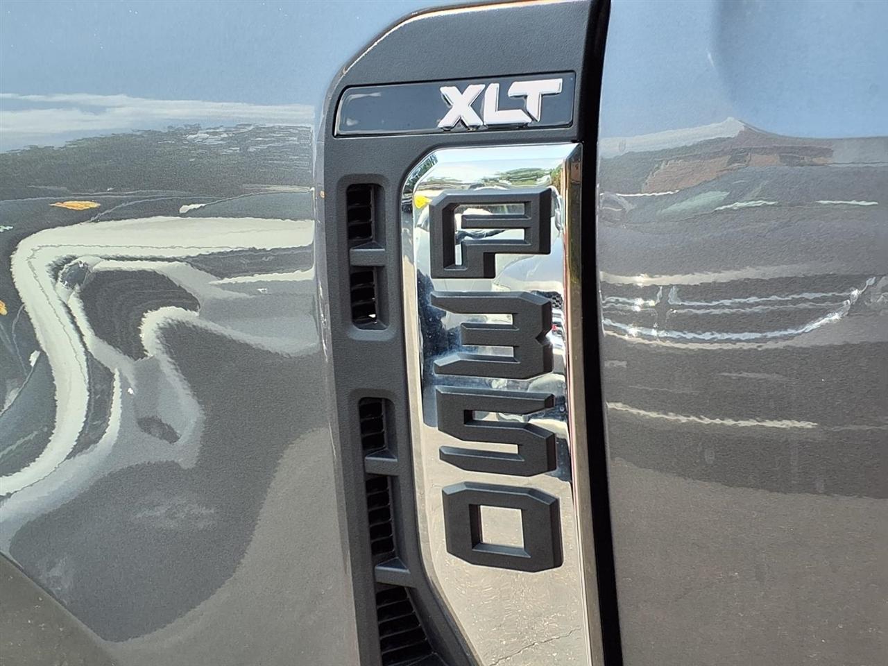 Ford Super Duty F-350 SRW XLT 4WD Reg Cab 8' Box 2025