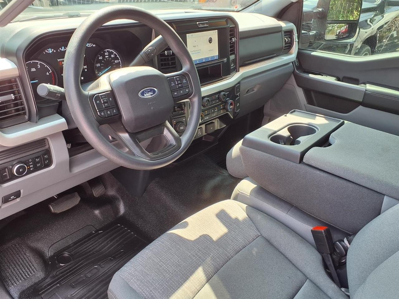 Ford Super Duty F-350 SRW XLT 4WD Reg Cab 8' Box 2025