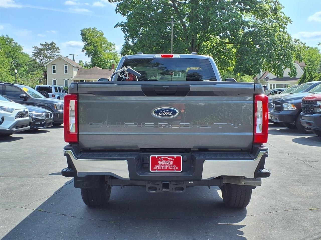 Ford Super Duty F-350 SRW XLT 4WD Reg Cab 8' Box 2025