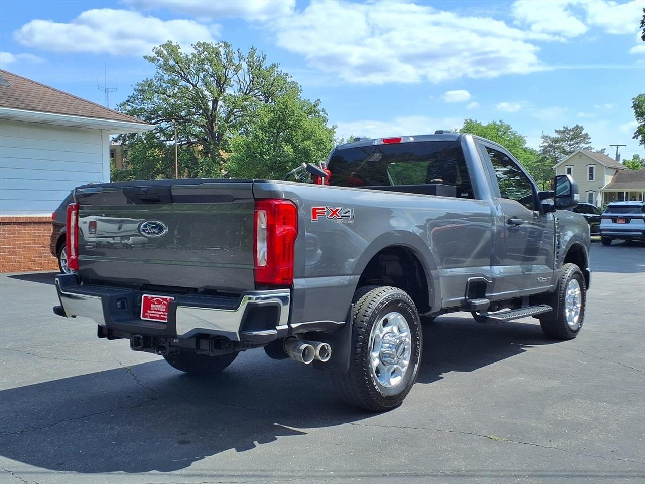 Ford Super Duty F-350 SRW XLT 4WD Reg Cab 8' Box 2025