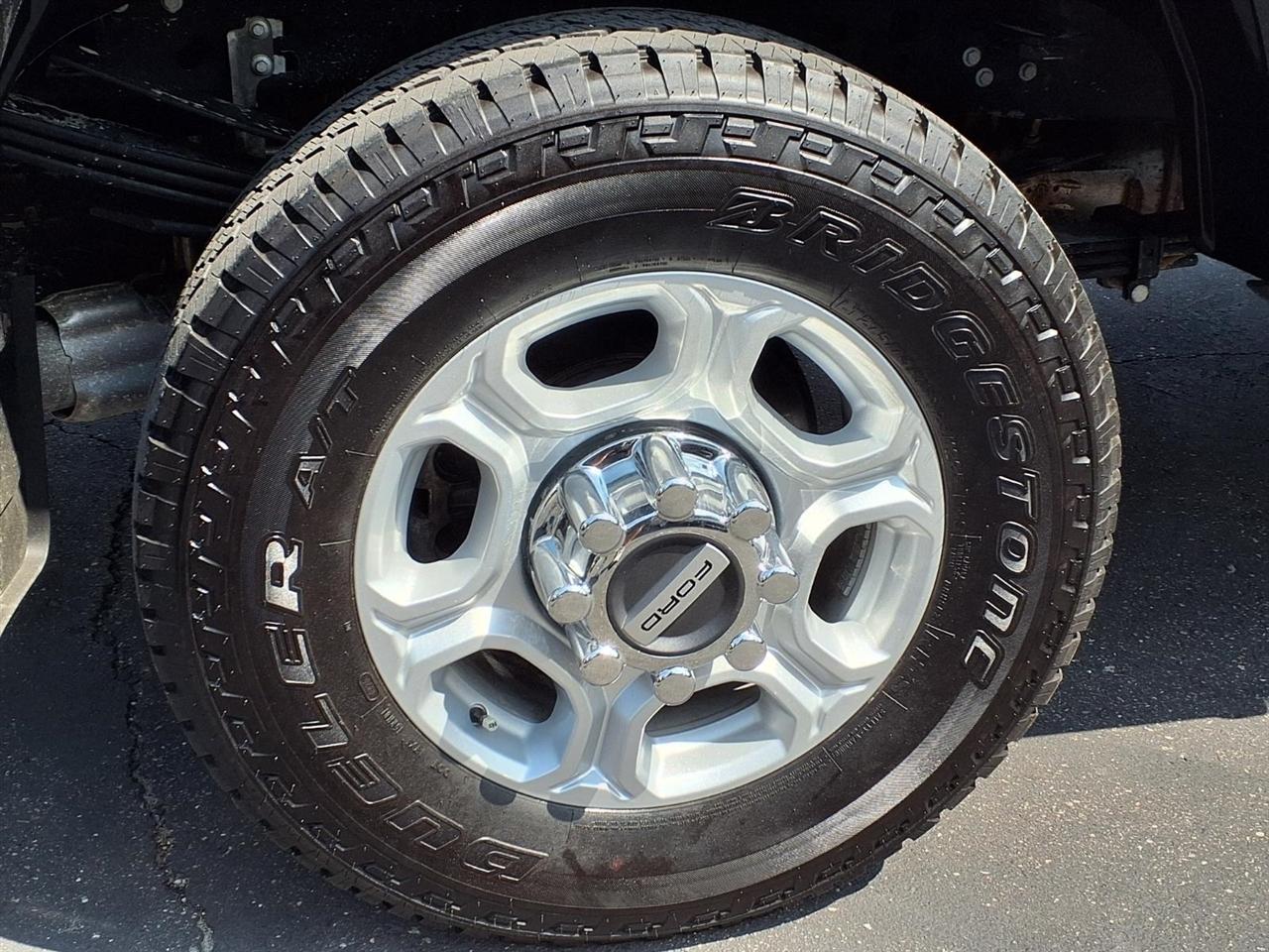 Ford Super Duty F-350 SRW XLT 4WD Reg Cab 8' Box 2025