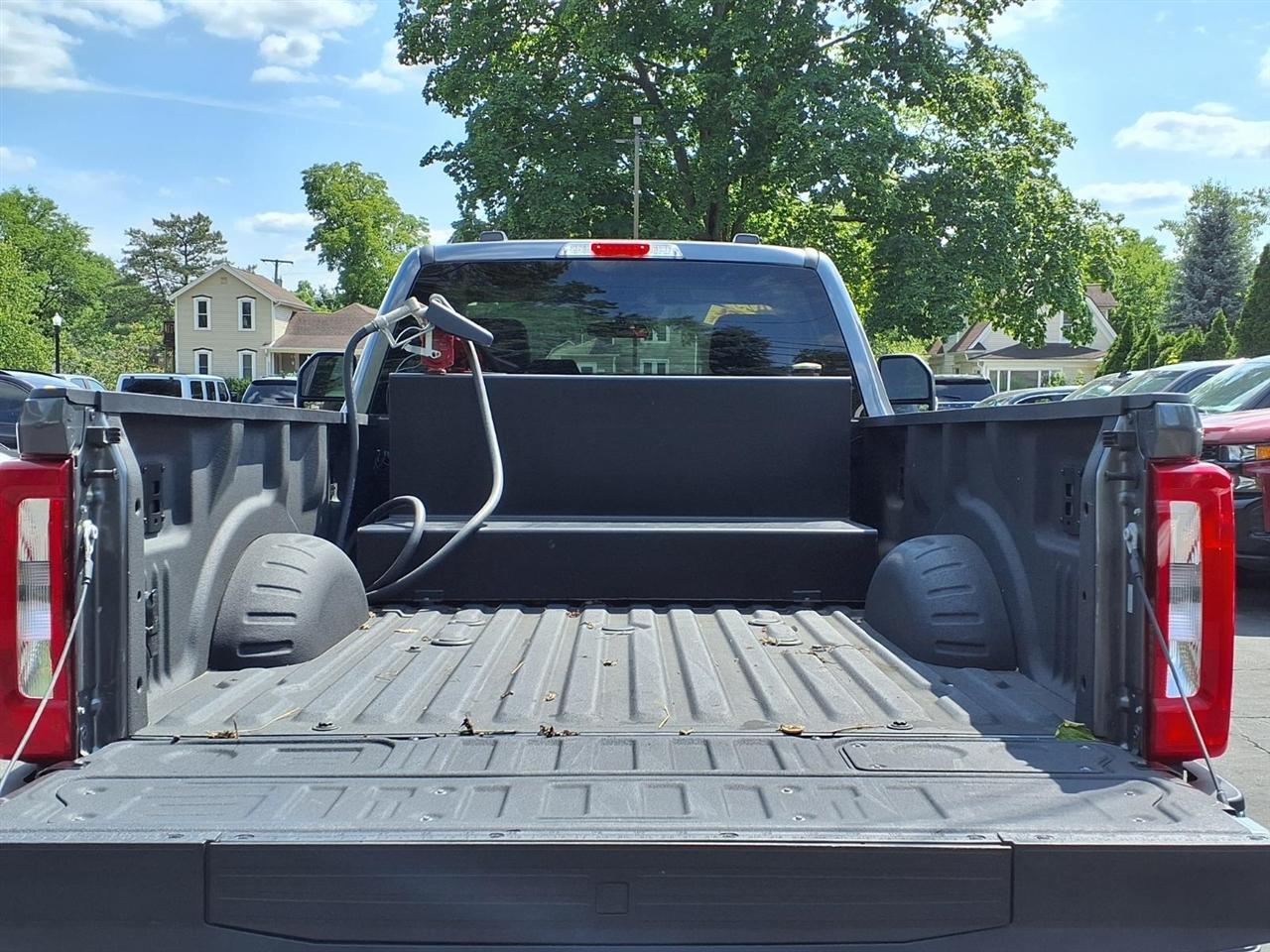 Ford Super Duty F-350 SRW XLT 4WD Reg Cab 8' Box 2025