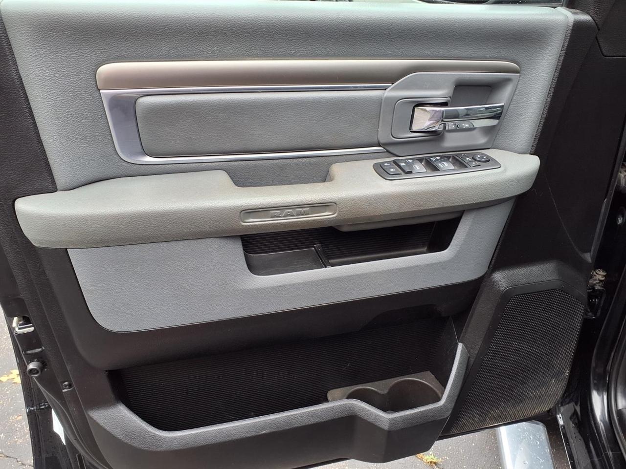 RAM 1500 Classic Warlock 4x4 Crew Cab 5'7" Box 2019