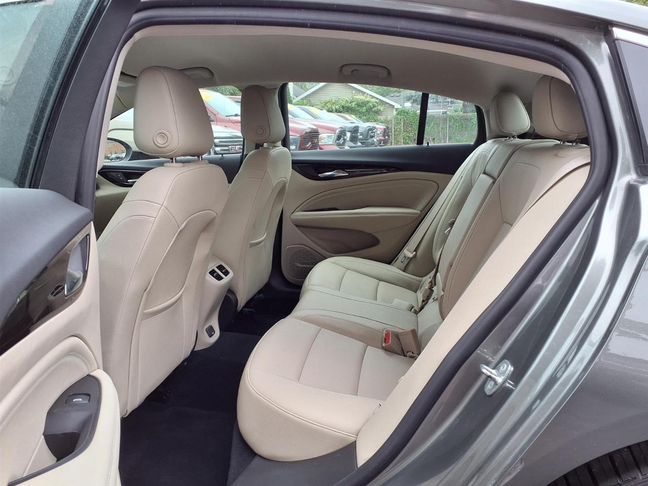 Buick Regal Sportback 4dr Sdn Essence FWD 2018