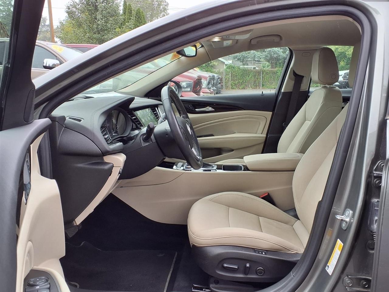 Buick Regal Sportback 4dr Sdn Essence FWD 2018