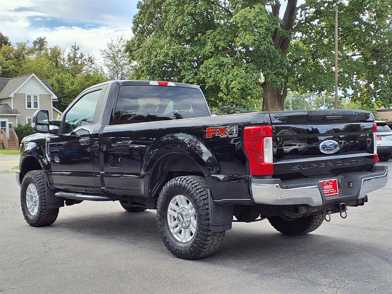 Ford Super Duty F-250 SRW XLT 4WD Reg Cab 8' Box 2018