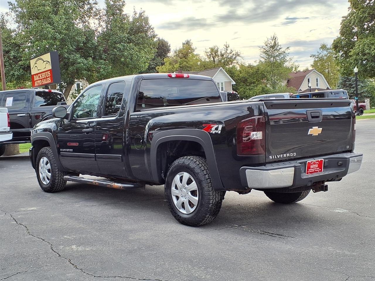 Chevrolet Silverado 1500 4WD Ext Cab 143.5" LT 2011