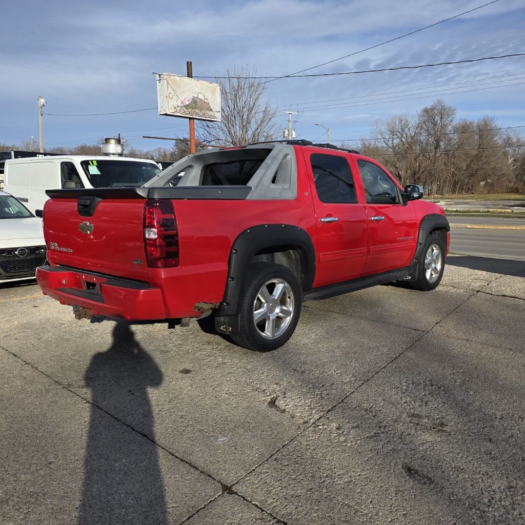 Chevrolet Avalanche LT 4WD 2011