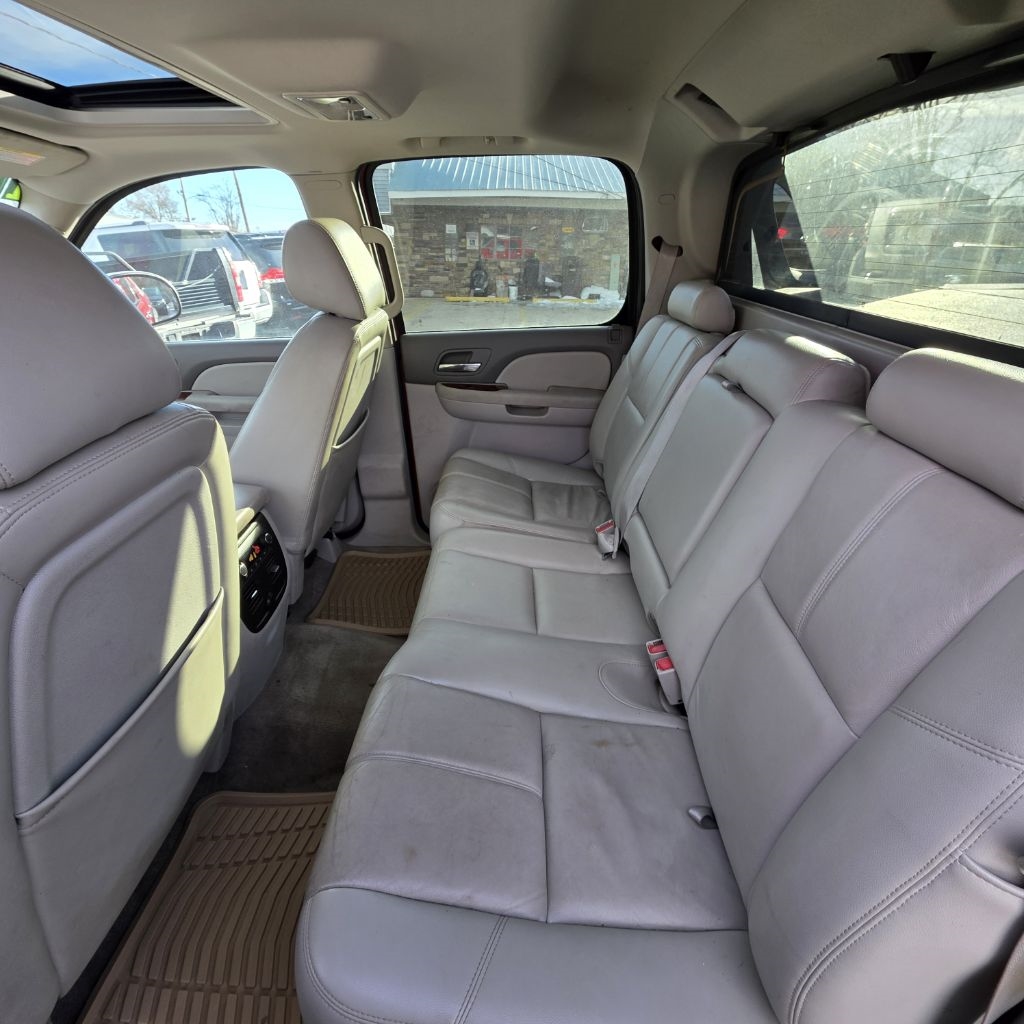 Chevrolet Avalanche LT 4WD 2011