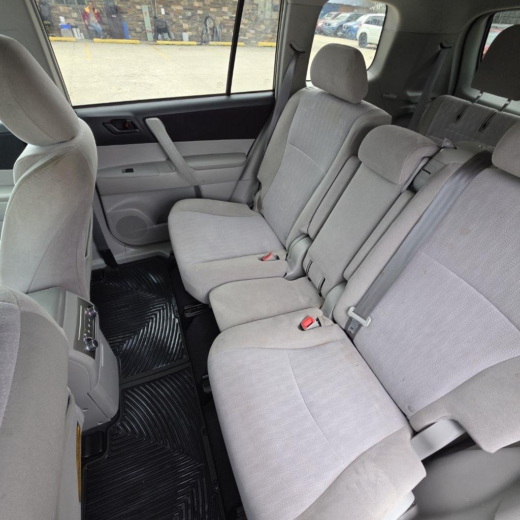 Toyota Highlander Base 4WD 2012