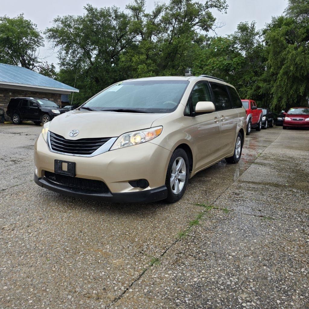 Toyota Sienna LE FWD 8-Passenger V6 2013