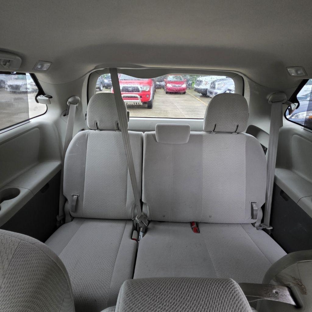 Toyota Sienna LE FWD 8-Passenger V6 2013