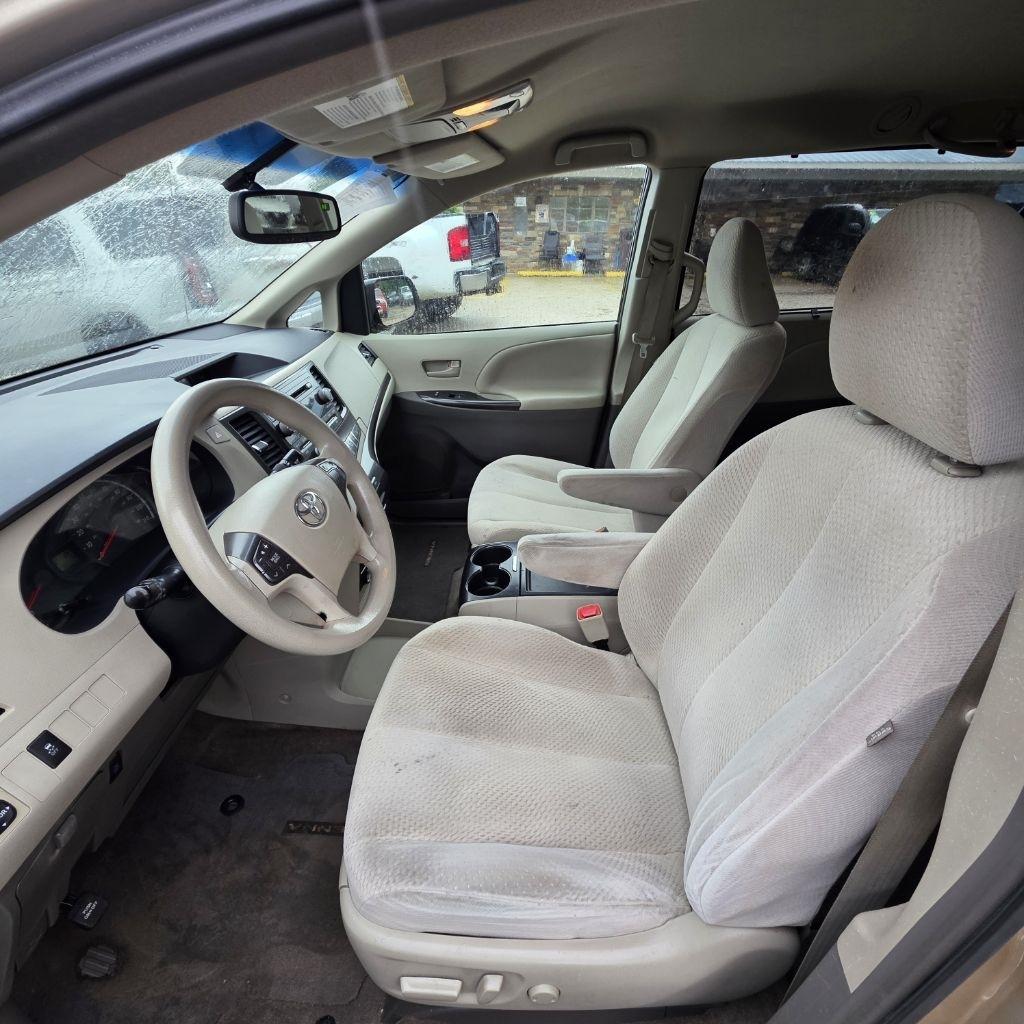 Toyota Sienna LE FWD 8-Passenger V6 2013