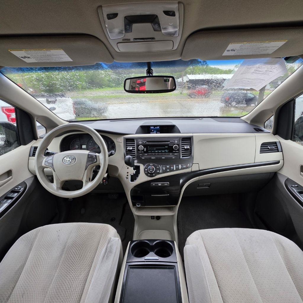 Toyota Sienna LE FWD 8-Passenger V6 2013