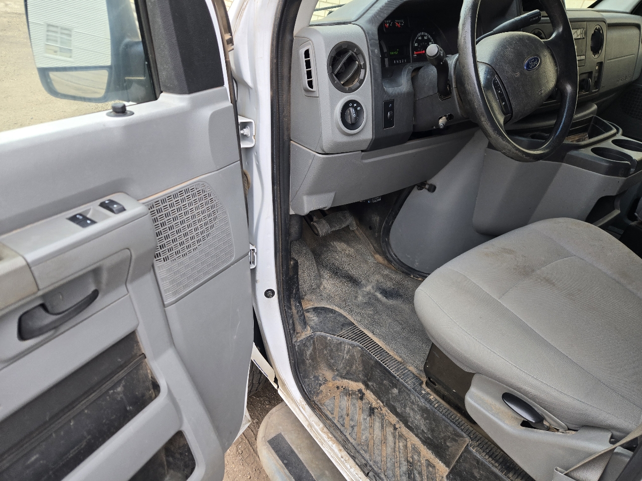 Ford Econoline Cargo Van E-250 Commercial 2014