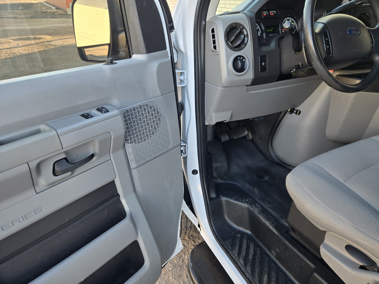 Ford Econoline Cargo Van E-250 Commercial 2014