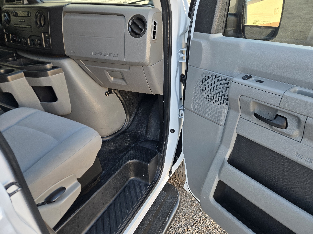 Ford Econoline Cargo Van E-250 Commercial 2014