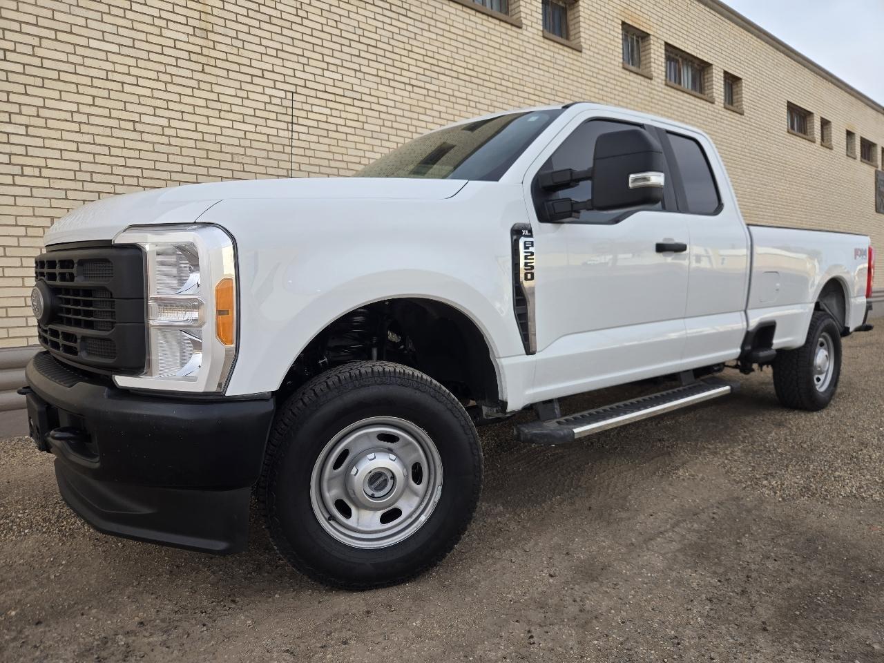 Ford Super Duty F-250 SRW XL 4WD SuperCab 8' Box 2023