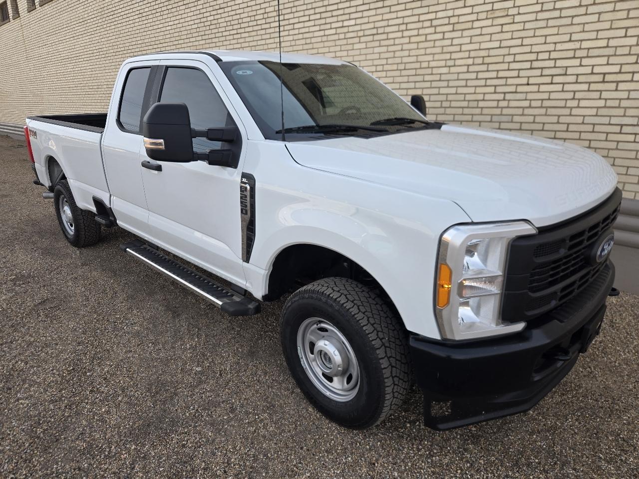 Ford Super Duty F-250 SRW XL 4WD SuperCab 8' Box 2023