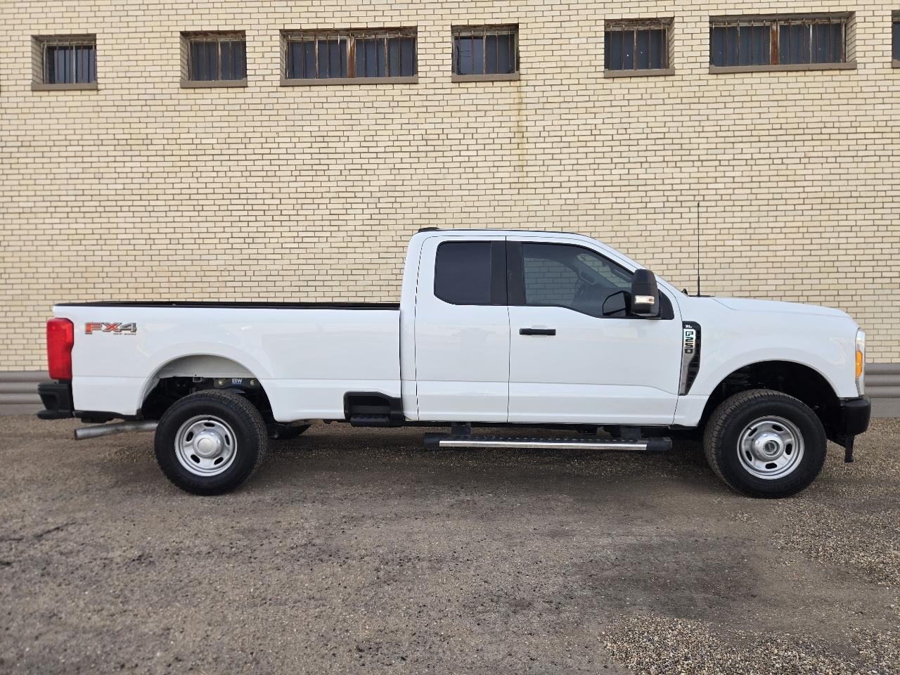 Ford Super Duty F-250 SRW XL 4WD SuperCab 8' Box 2023