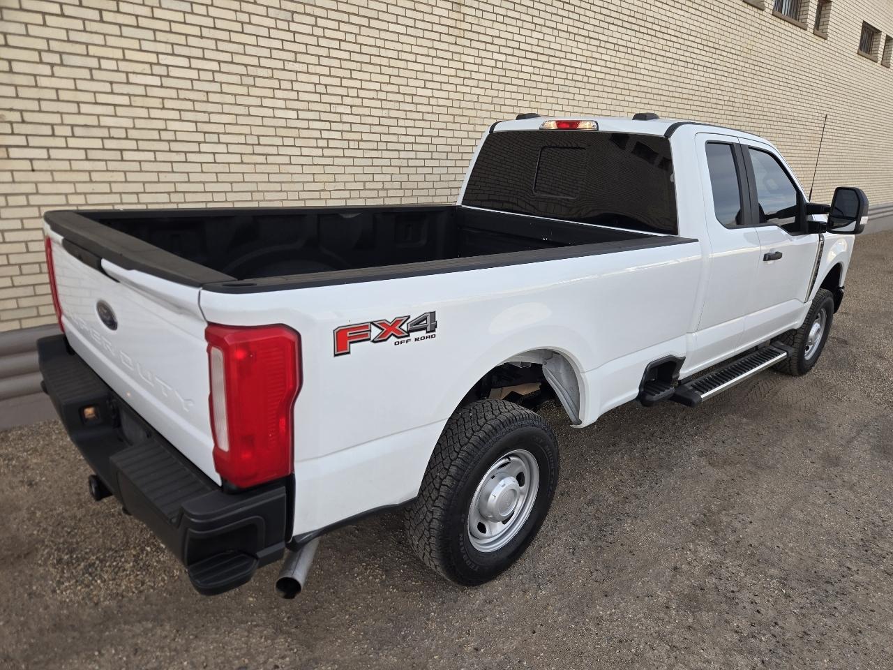 Ford Super Duty F-250 SRW XL 4WD SuperCab 8' Box 2023