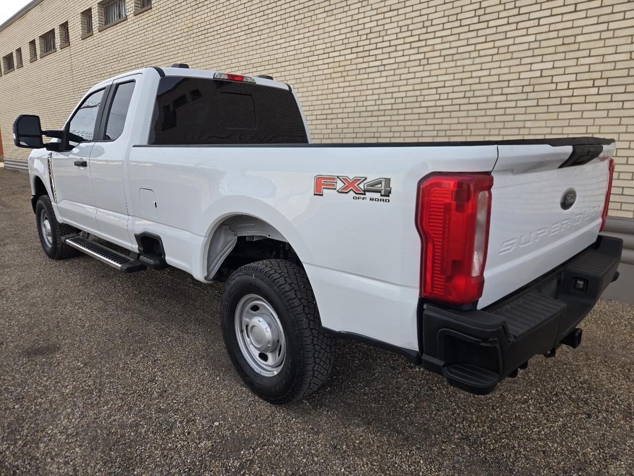 Ford Super Duty F-250 SRW XL 4WD SuperCab 8' Box 2023